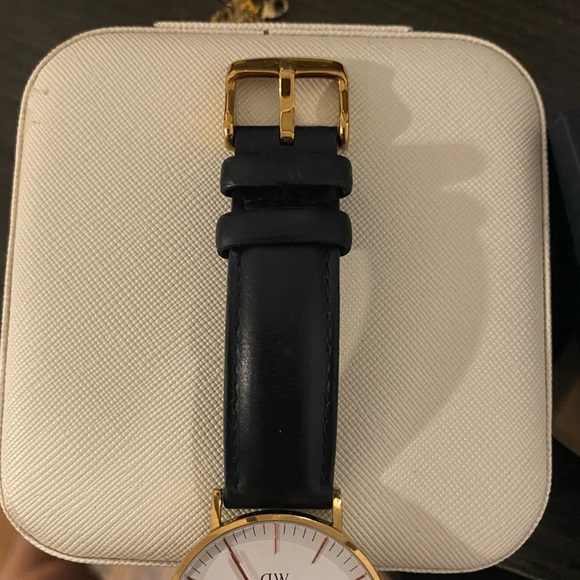 Daniel Wellington Leather Watch - Picture 3 of 9